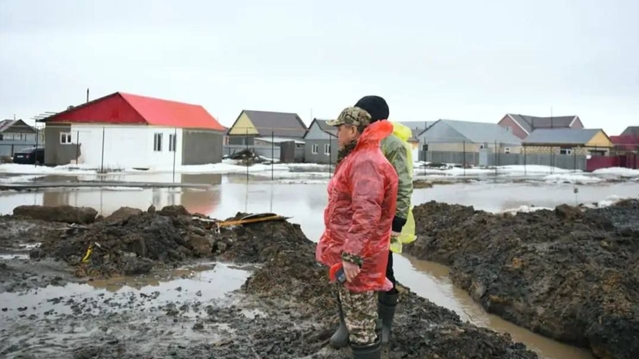 Kazakistan&#039;da kar suyu taştı, köyler su altında kaldı! 2 bin kişi tahliye edildi