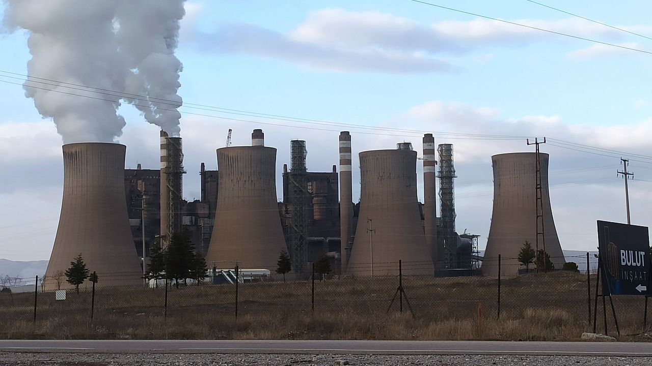 Termik santralde yangın: Kazandaki kömür işçilerin üzerine aktı