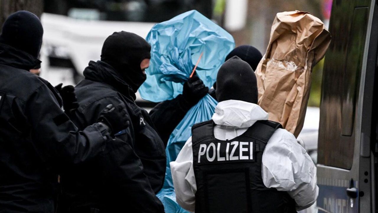 Almanya&#039;da aşırı sağcı 400 polise soruşturma! İçişleri Bakanı &quot;polis olmasınlar&quot; dedi