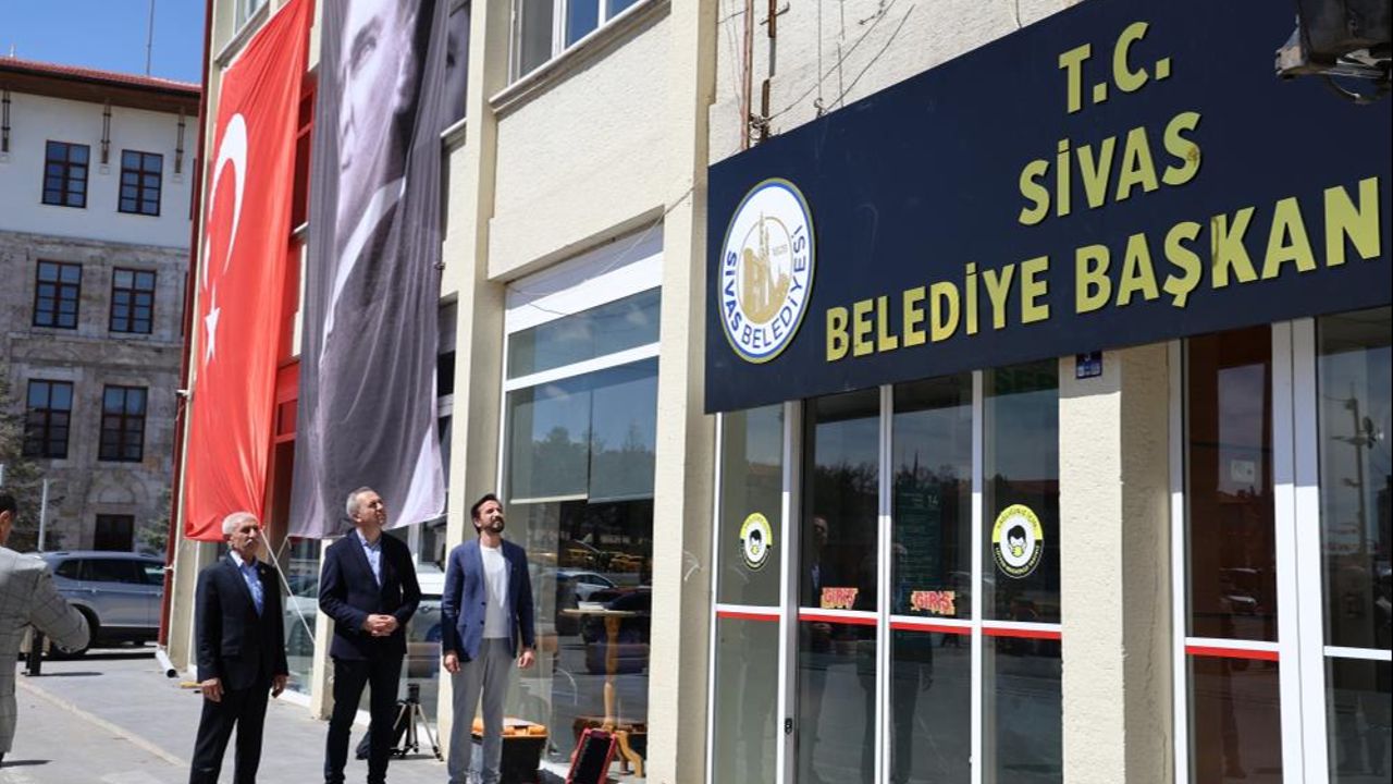 Yerel seçimde Sivas&#039;ta sürpriz yapmıştı! BBP&#039;li başkanın ilk icraatı tabelayı değiştirmek oldu