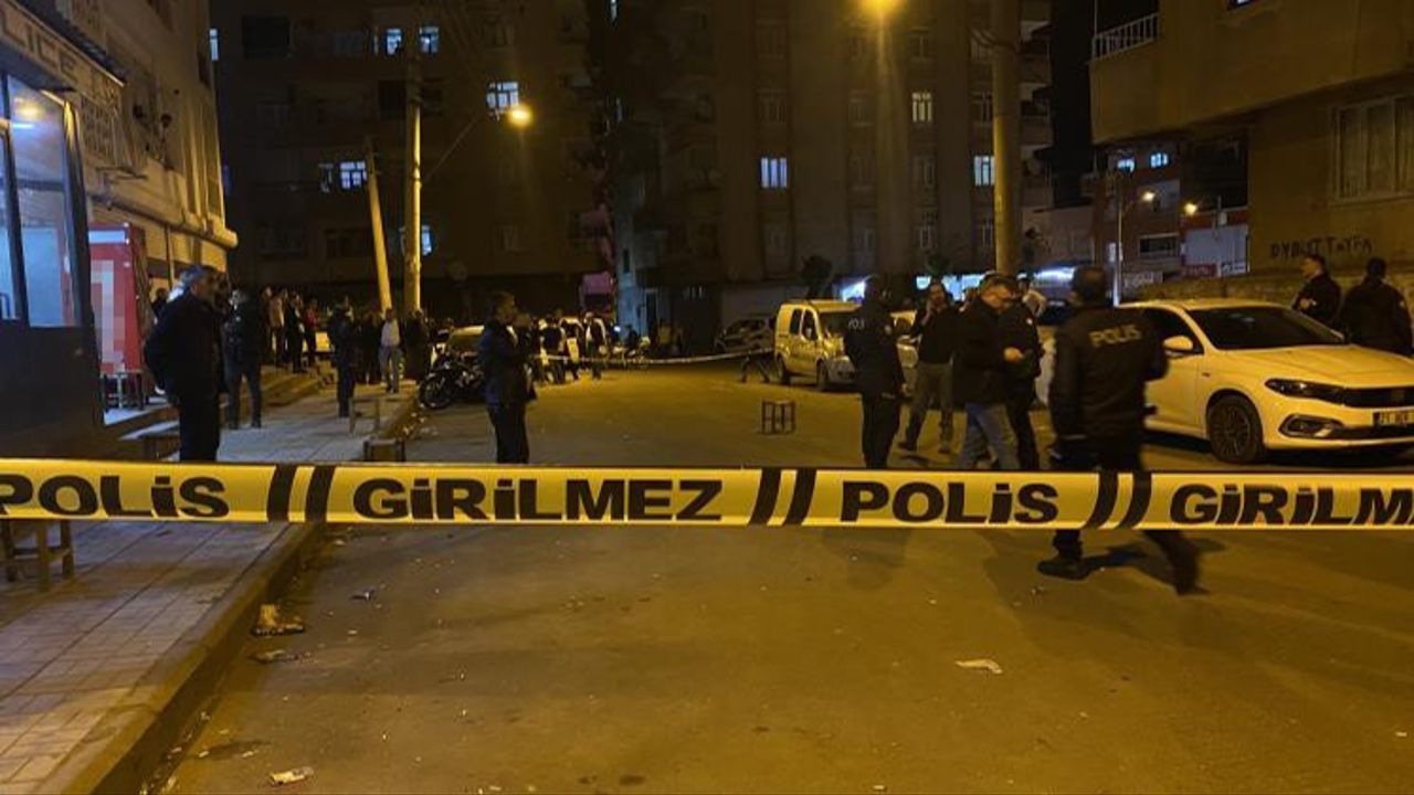 Yer Diyarbakır Bağlar... Kar maskeli 2 kişi otomatik silahla kahvehaneyi bastı