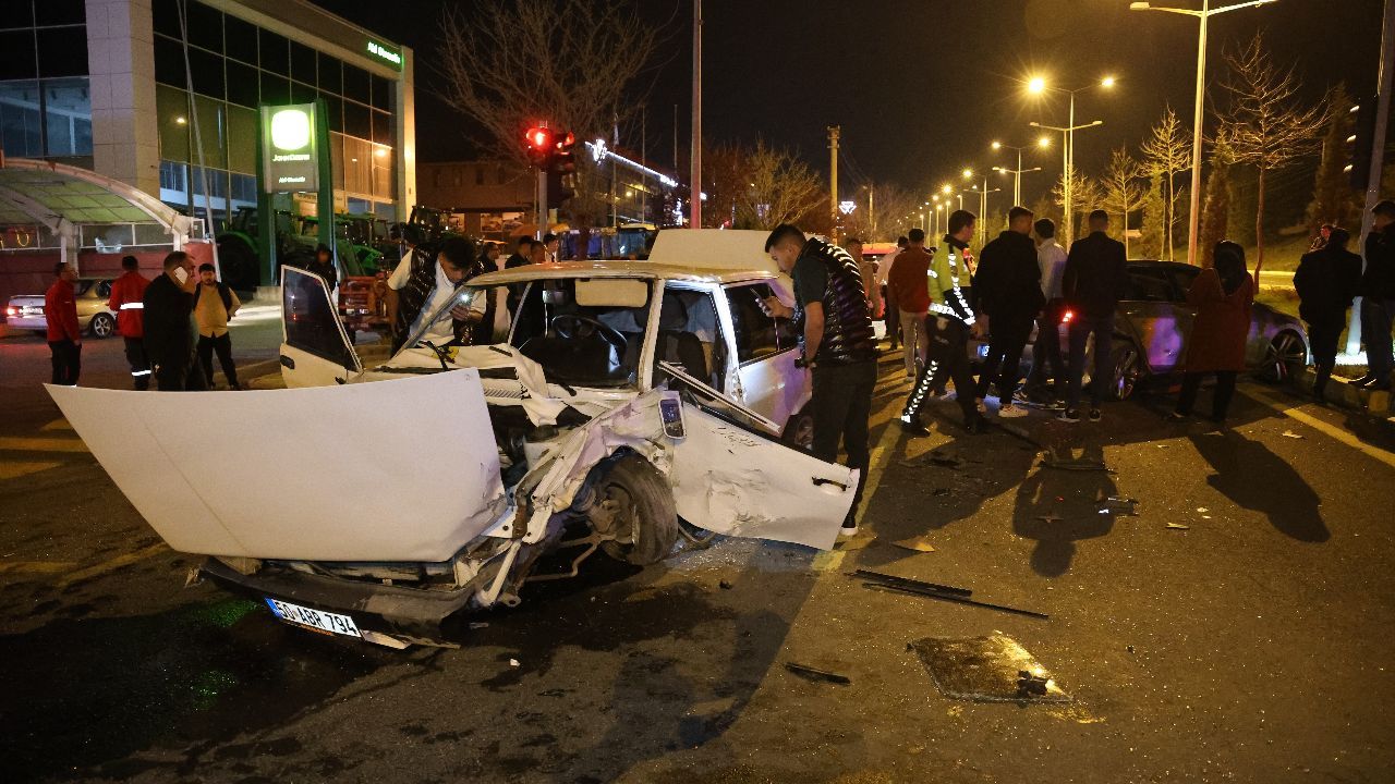 Alkollü sürücü kırmızı ışıkta bekleyen araçlara çarptı: 2 yaralı
