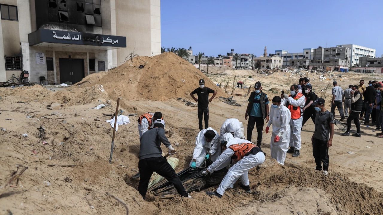 Gazze'deki toplu mezarlardan çıkarılan ceset sayısı 392'ye yükseldi - Dünya