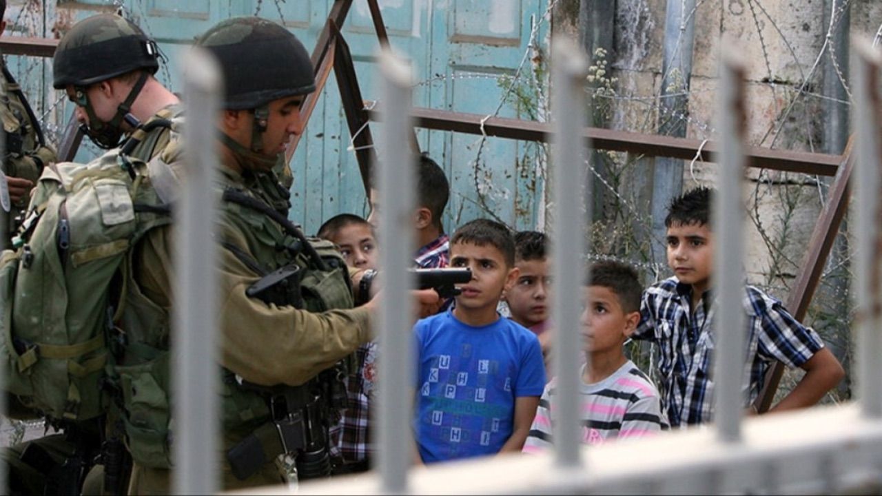 Sayıları 200'den fazla... İsrail 3 çocuğu daha alıkoydu - Dünya