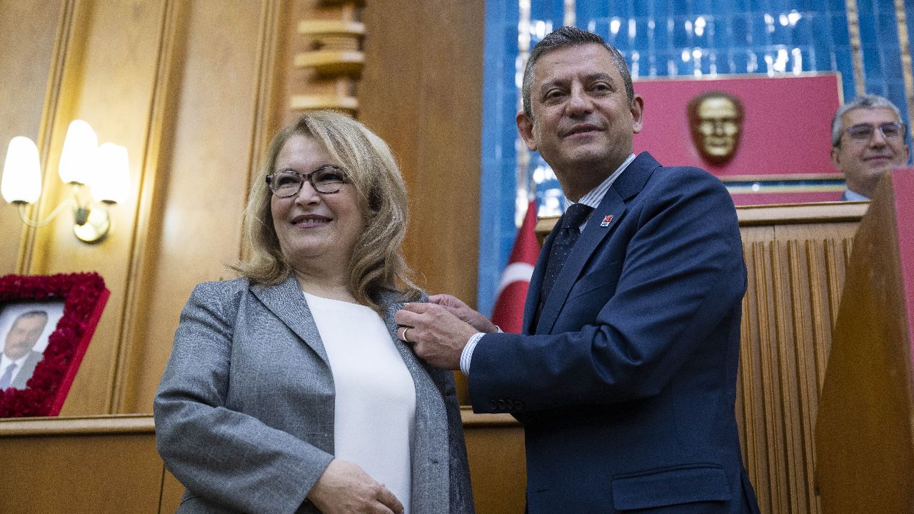 İyi Partili Yanıkömeroğlu CHP'ye geçti! Rozetini Özgür Özel taktı - Politika