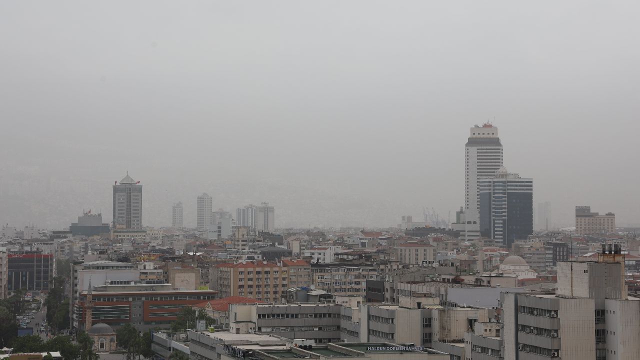 İzmir’e sis değil, çöl tozu bulutu çöktü: Göz gözü görmedi - Gündem