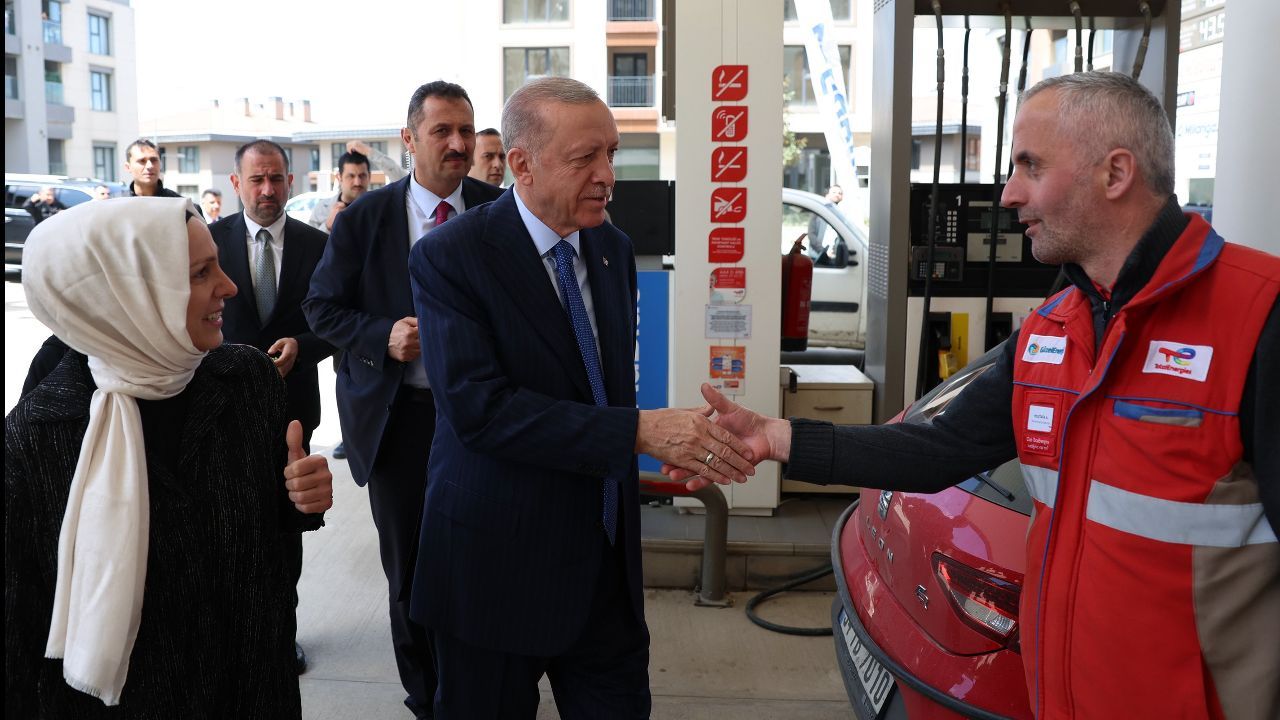 Cumhurbaşkanı Erdoğan, akaryakıt istasyonunda çalışanlarla sohbet etti - Politika