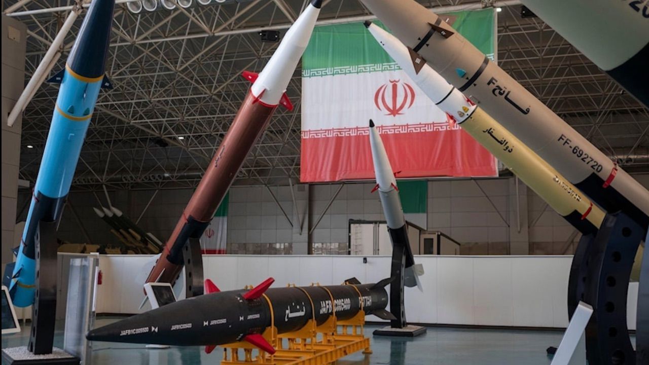 İran, İsrail'e saldırısında kullandığı füzeleri sergiledi - Dünya