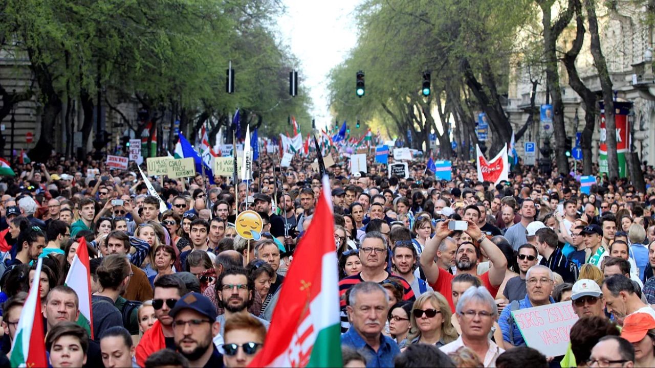 Macaristan'da halk pedofiliye karşı protesto yaptı - Dünya