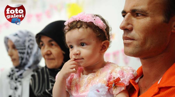 Azra bebek, 1 yaşını kendini kurtaranlarla kutladı