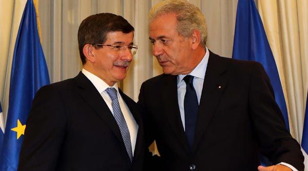 Davutoğlu&#039;dan Yunanistan&#039;a: El ele yürüyelim