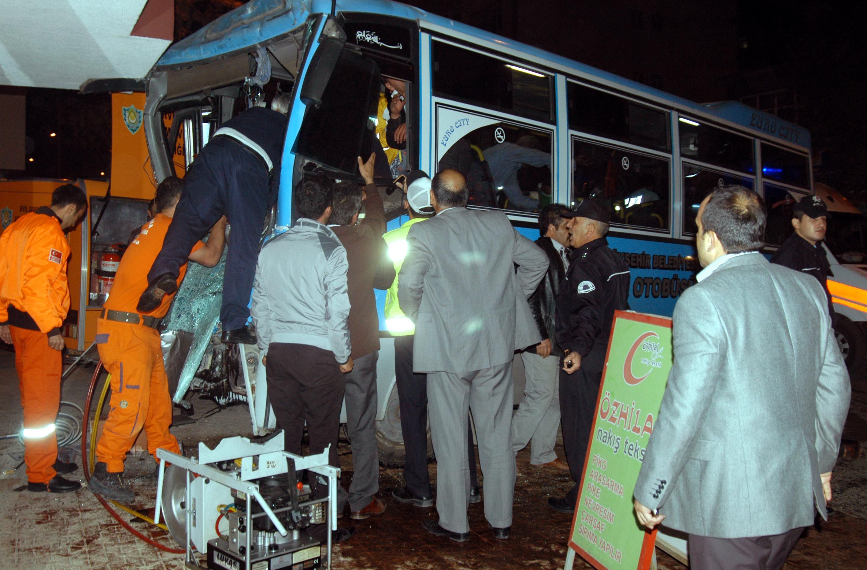Halk otobüsü, apartmana çarptı: 35 yaralı