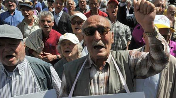 Yunanistan&#039;da emekli maaşı skandalı 