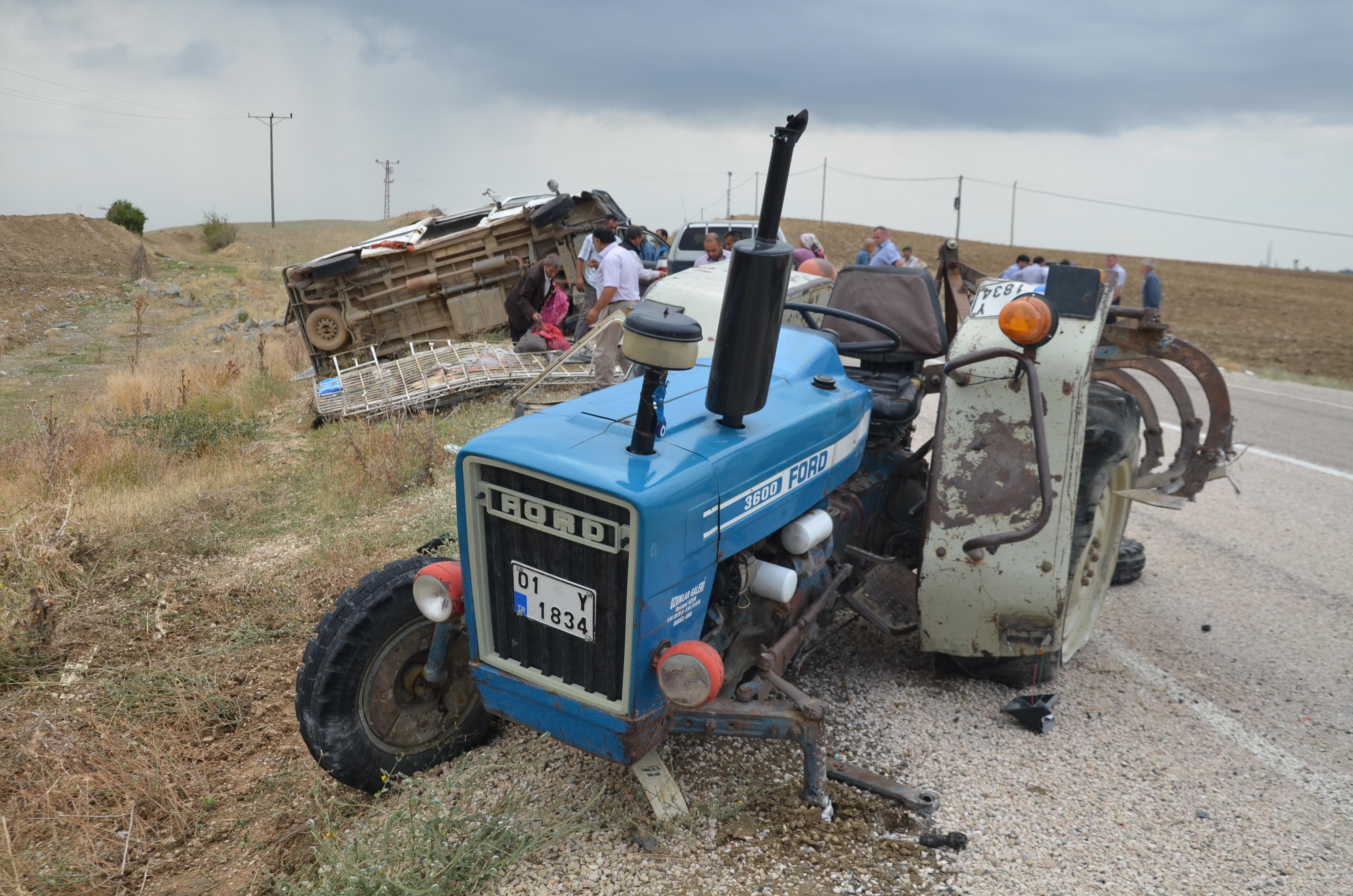 Minibüs traktörle çarpıştı: 17 yaralı