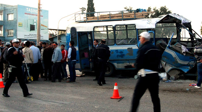 İşçi taşıyan minibüs otobüse çarptı: 28 yaralı
