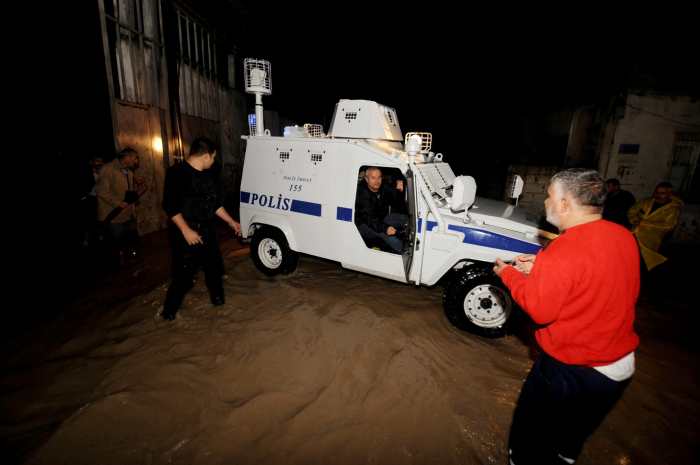 Vatandaşı sel baskınından polis kurtardı