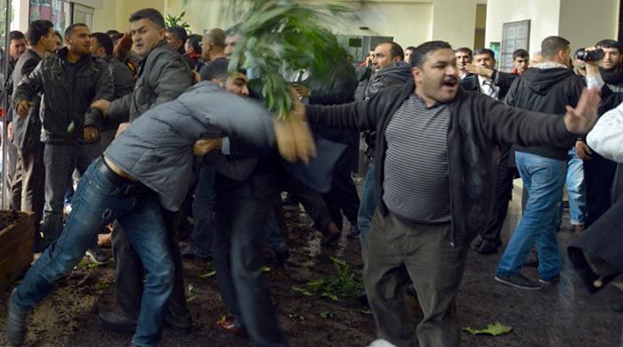 Kızgın esnaf, Adana belediyesini bastı