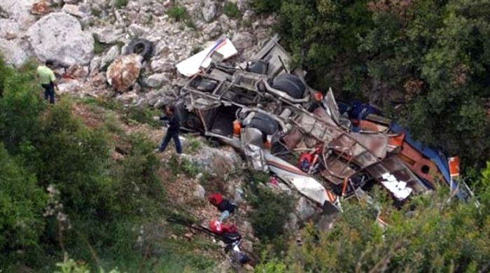 Otobüs, 50 metreden uçtu: 17 ölü