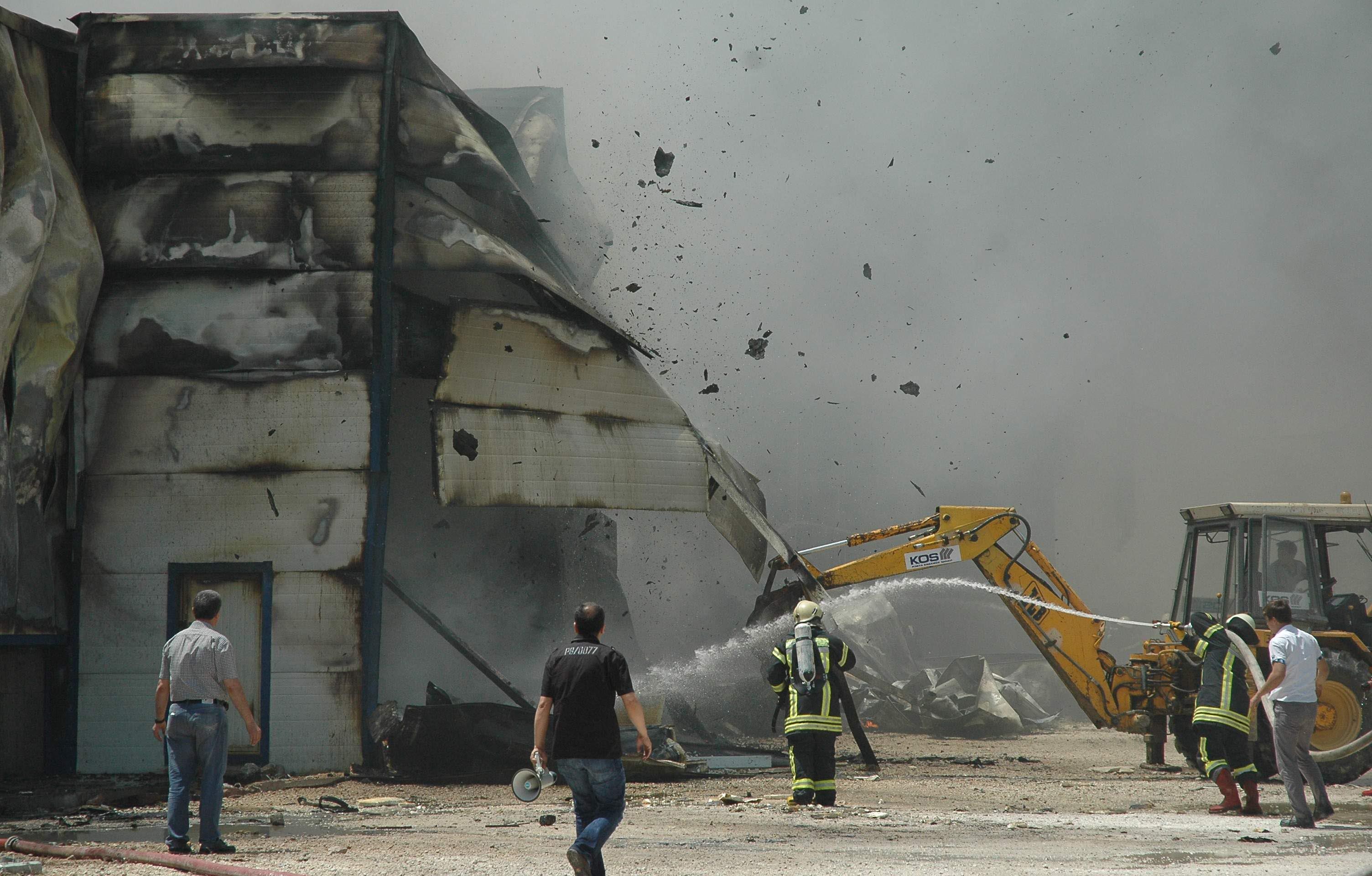 Konya&#039;da fabrika yandı; 16 kişi zehirlendi