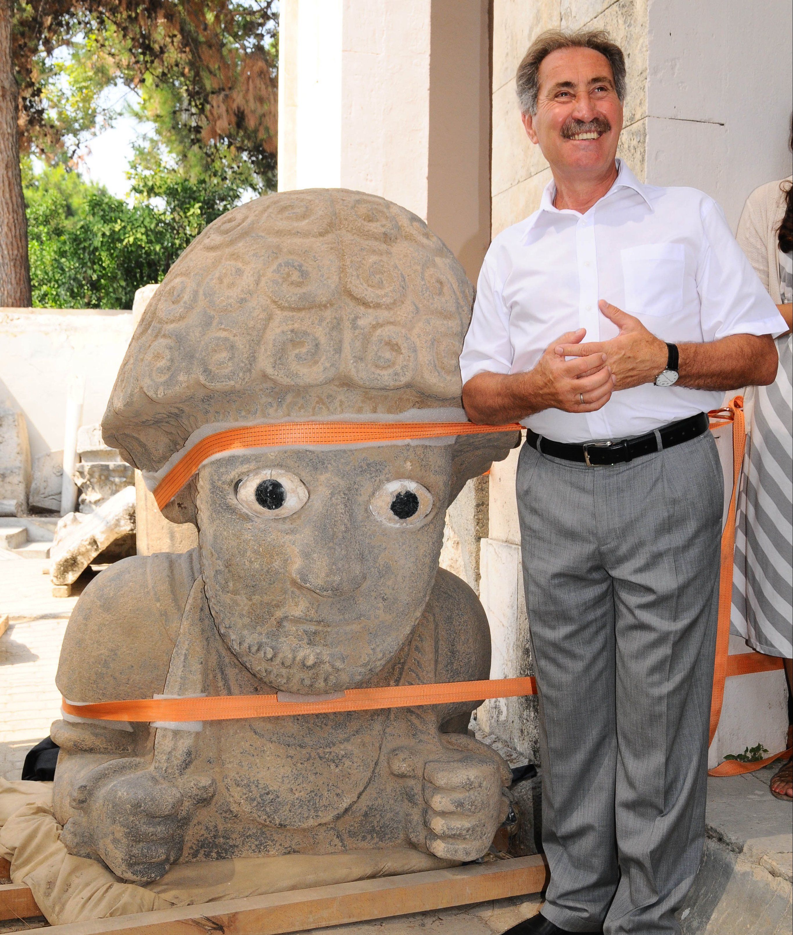 Bakan Günay, heykel tanıttı