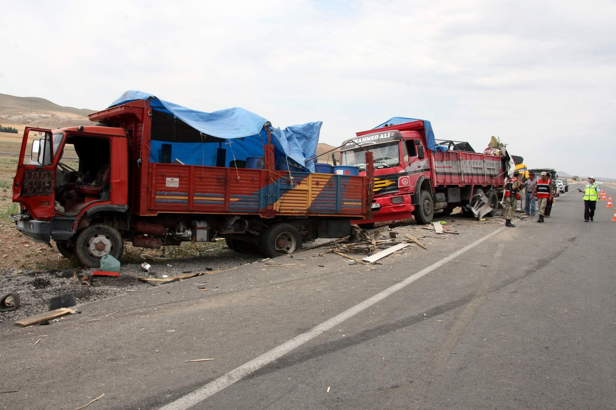 TIR, park halindeki kamyonlara çarptı: 2 ölü 