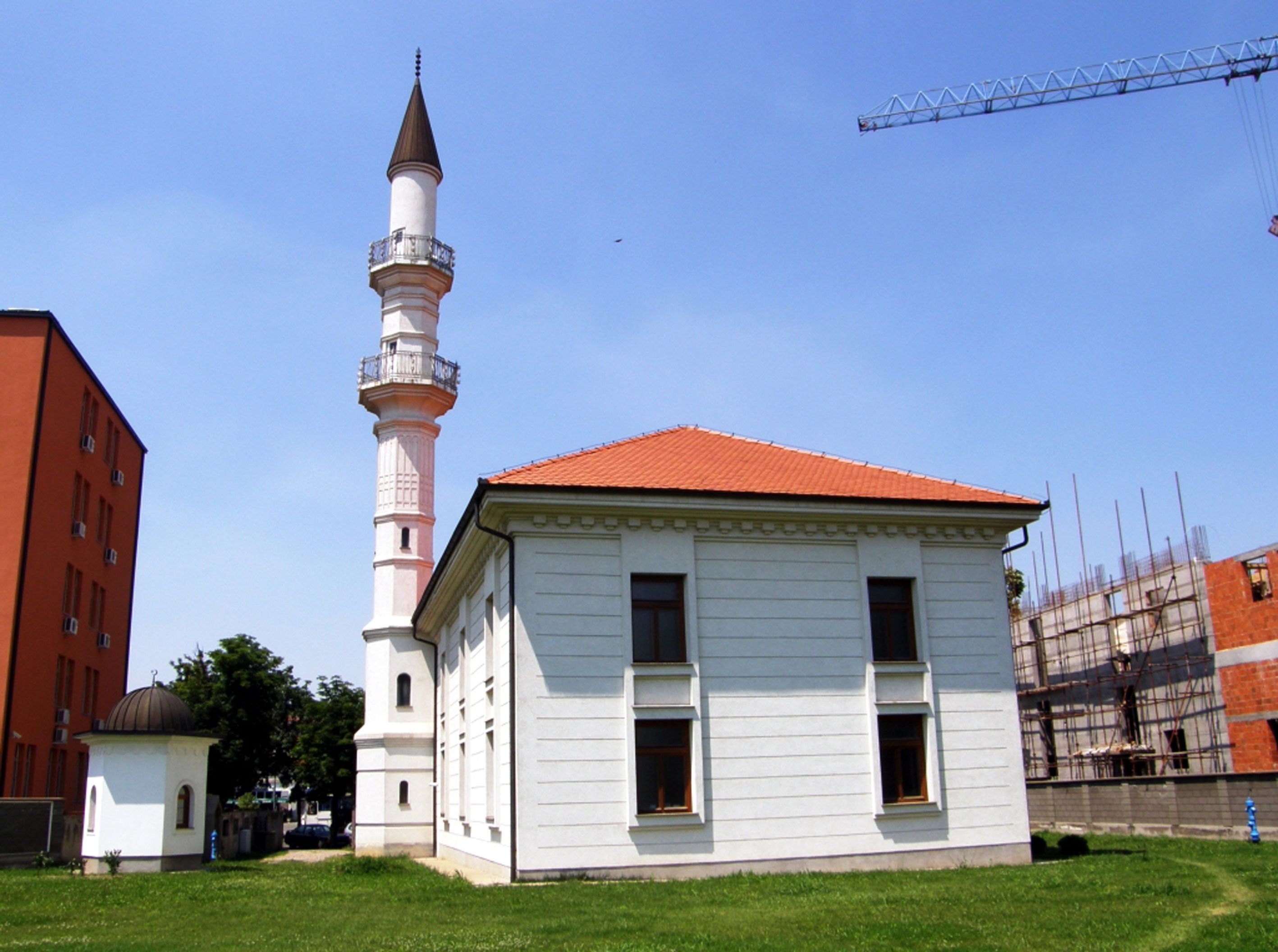 Bosna&#039;da camide namaz kılan cemaate saldırı