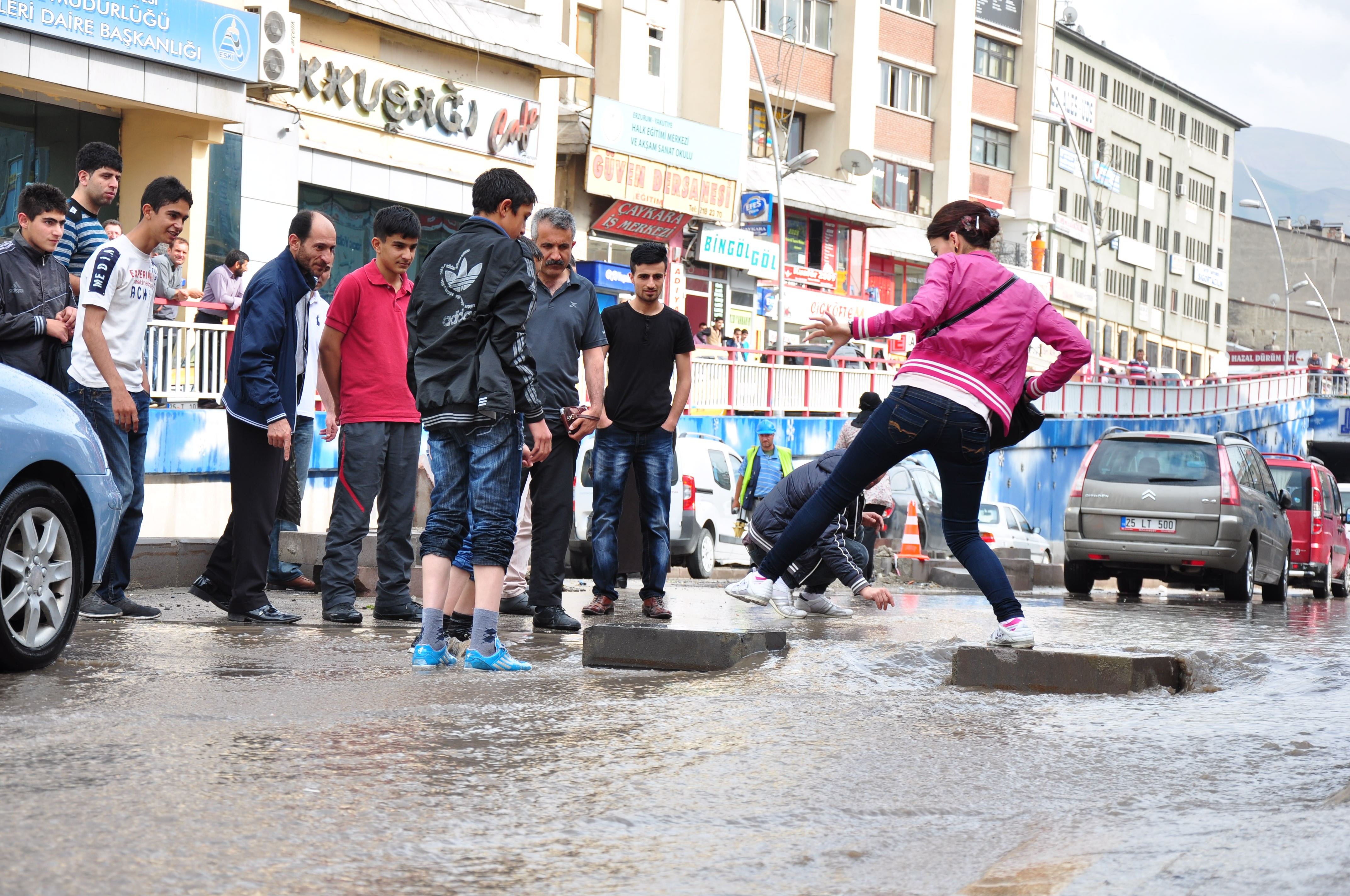 Erzurumlu yağmura hazırlıksız yakalandı