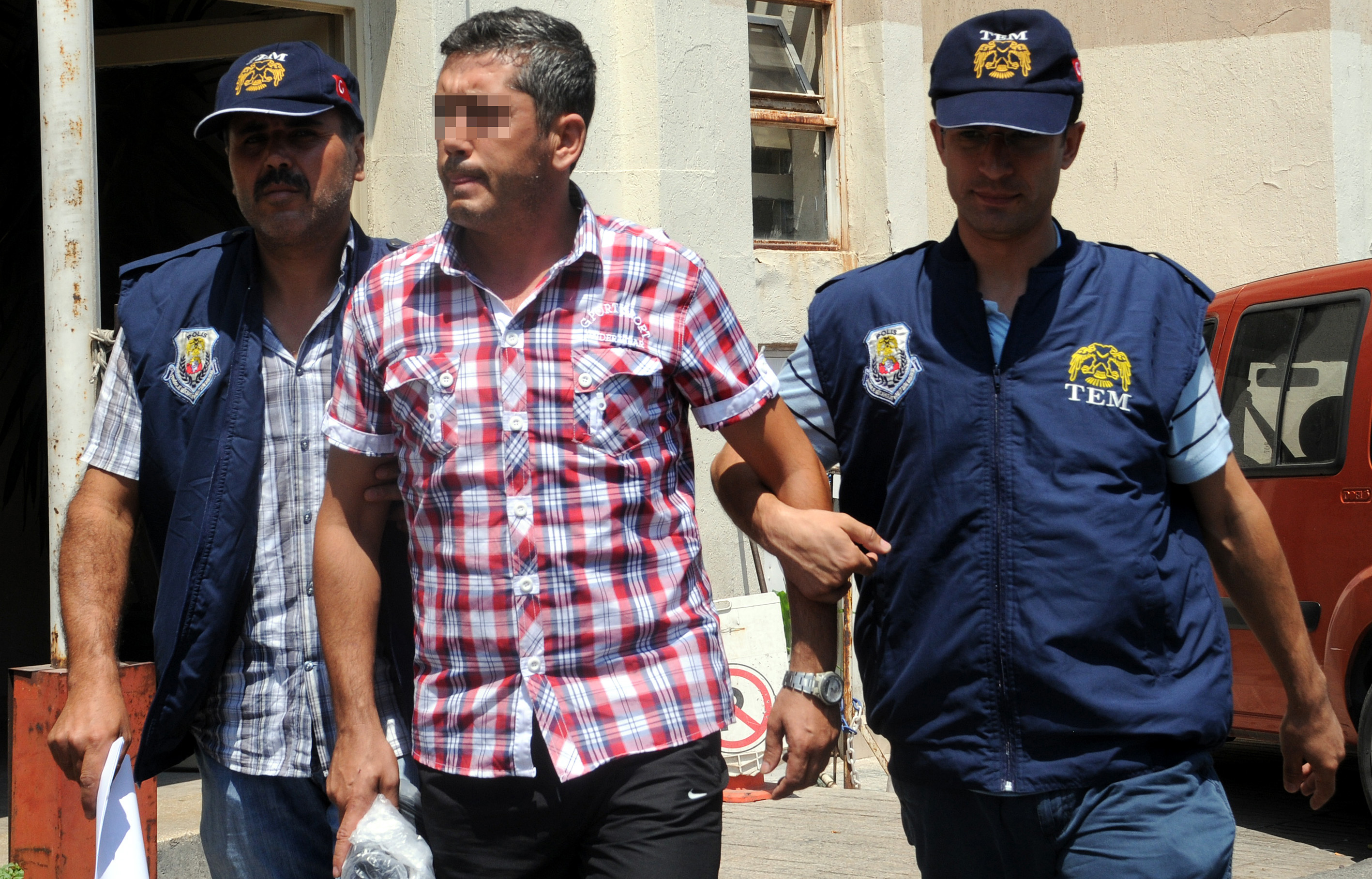 Foça&#039;daki saldırının kuryesi tutuklandı