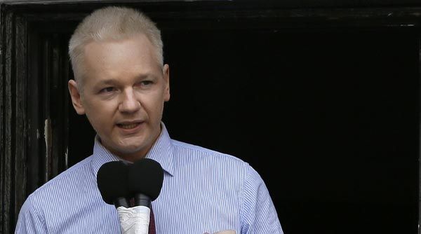 Assange iki ay aradan sonra ortaya çıktı 