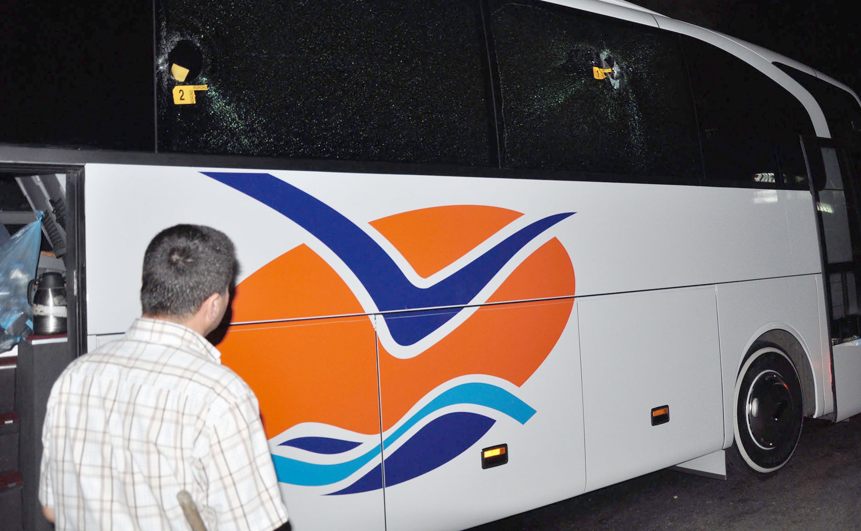 Alanya&#039;da içi yolcu dolu otobüse silahlı saldırı