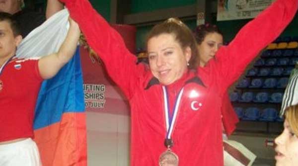 Milli halterci Özlem Becerikli&#039;den bronz madalya