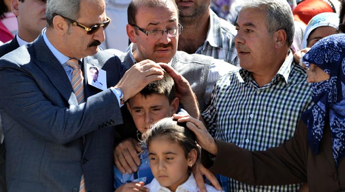 Şehit İsmail Öztürkçü&#039;yü iki çocuğu uğurladı