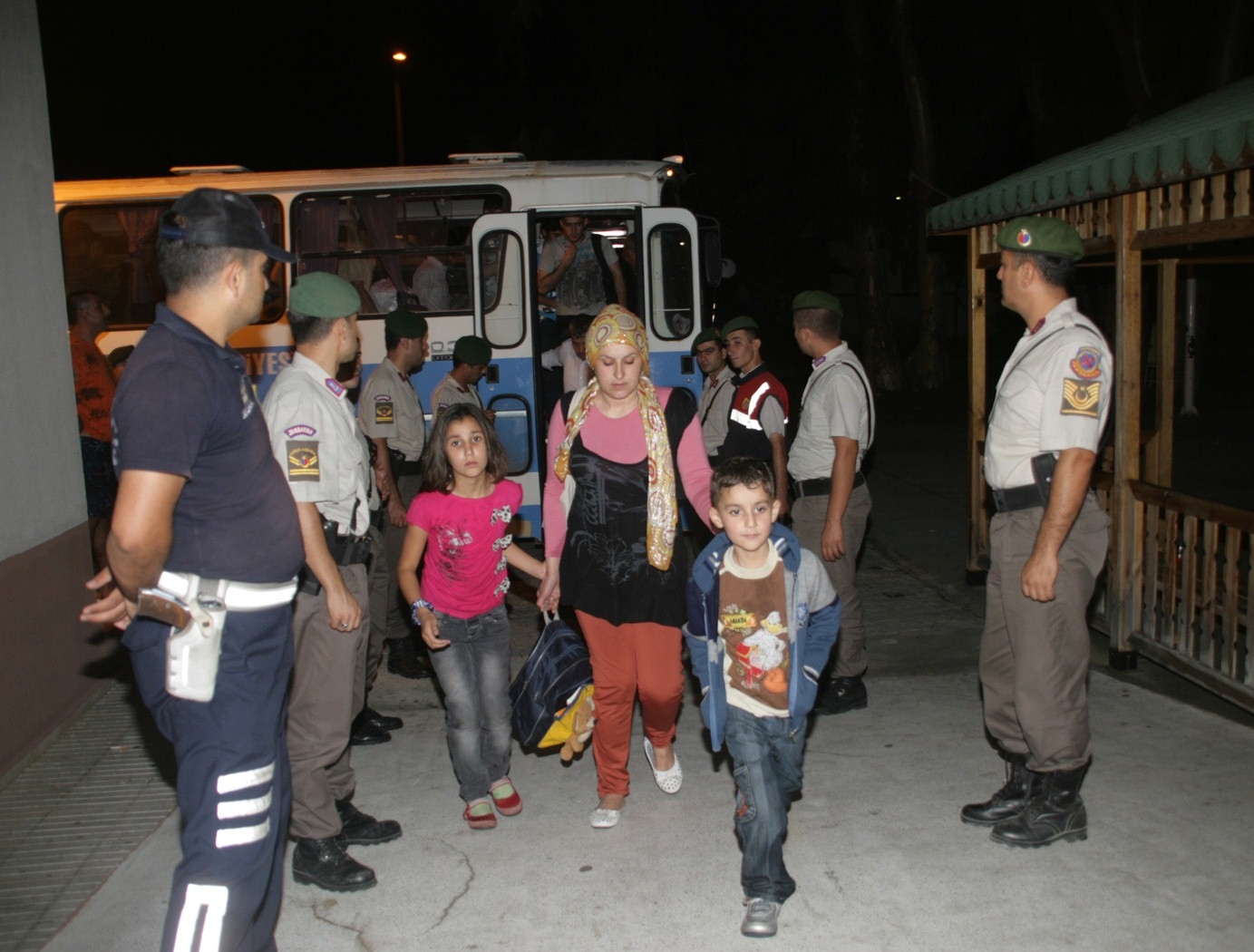 Antalya&#039;da 105 kaçak göçmen yakalandı