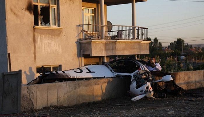 Ankara&#039;da eğitim uçağı evin bahçesine düştü: 1 ölü