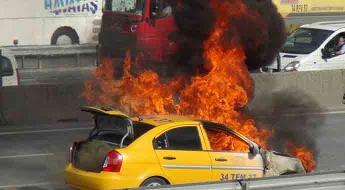 Taksi D-100 Karayolunda alev alev yandı