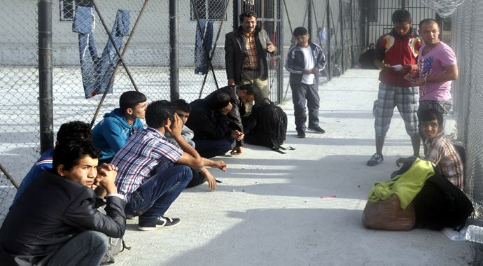 Terkedilen arabadan 19 kaçak göçmen çıktı