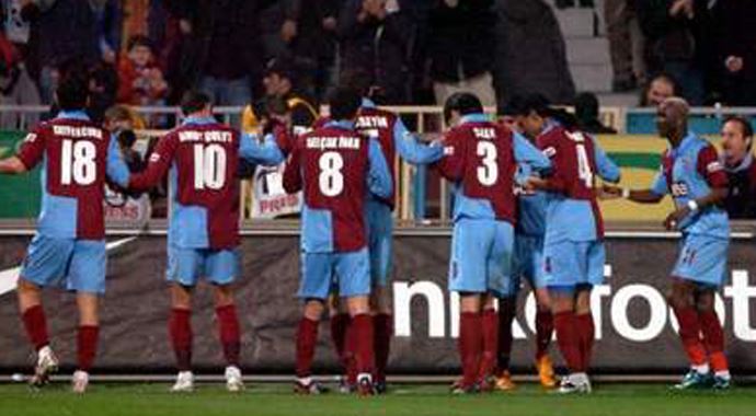 Trabzonsporlu futbolculardan hasta ziyareti