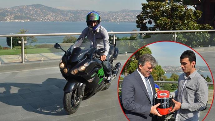 Şampiyon motosikletçi  Sofuoğlu Köşk&#039;e motosikletiyle geldi