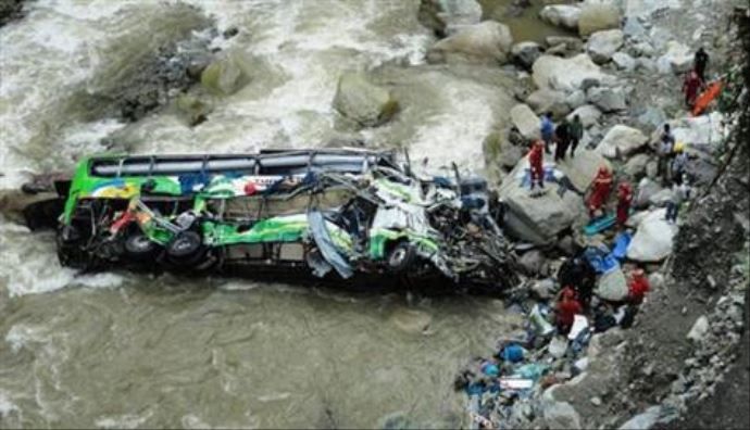 Peru&#039;da otobüs faciası, 13&#039;ü çocuk 50 ölü