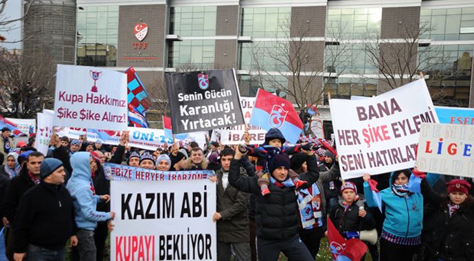 Trabzonsporlu taraftarlardan TFF binasına akın