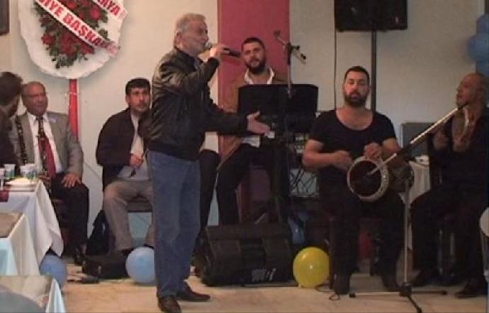 Emekli Albay, şarkı söylerken kalp krizi geçirdi