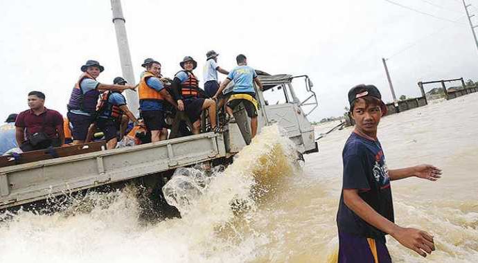 Nari tayfunu nedeniyle 122 bin kişi tahliye