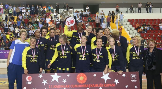 Fenerbahçe Galatasaray&#039;a rövanşı da vermedi
