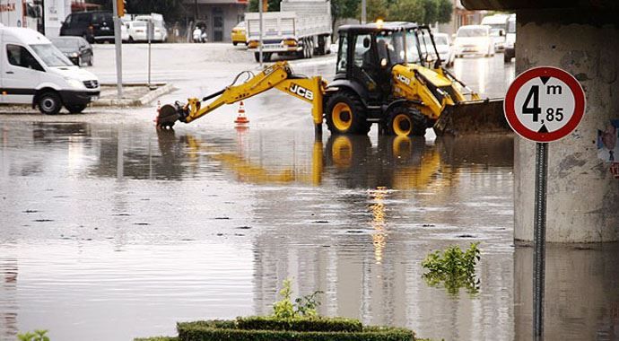 Bursa ve Adana&#039;da sağanak yağış hayatı felç etti