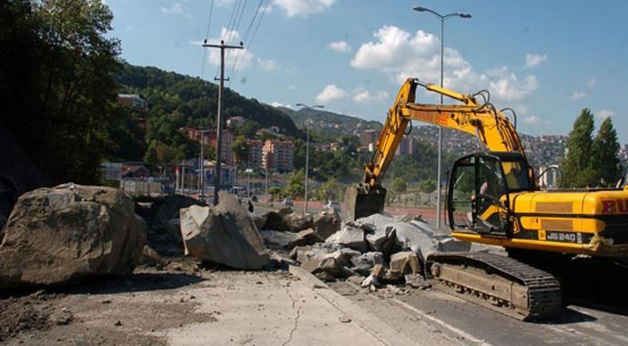 Zonguldak&#039;ta heyelan ulaşımı kapadı