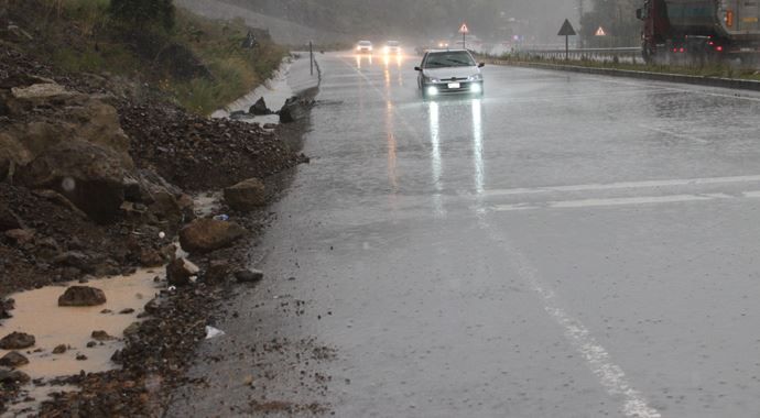 Zonguldak&#039;ta sağanak yağış hayatı felç etti