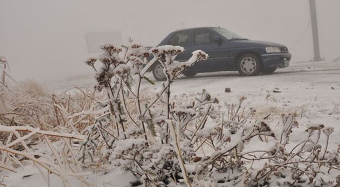 Kartalkaya&#039;da kar yağdı araçlar yolda kaldı