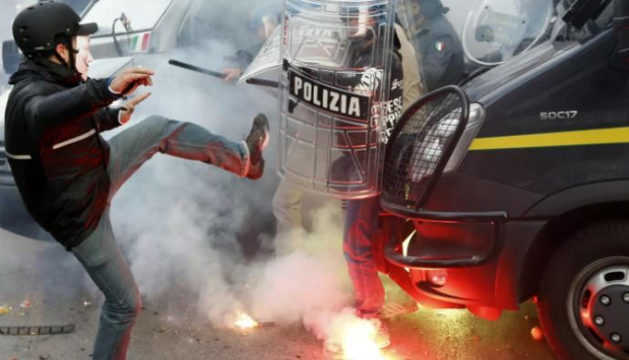 İtalya&#039;da göstericiler polisle çatıştı