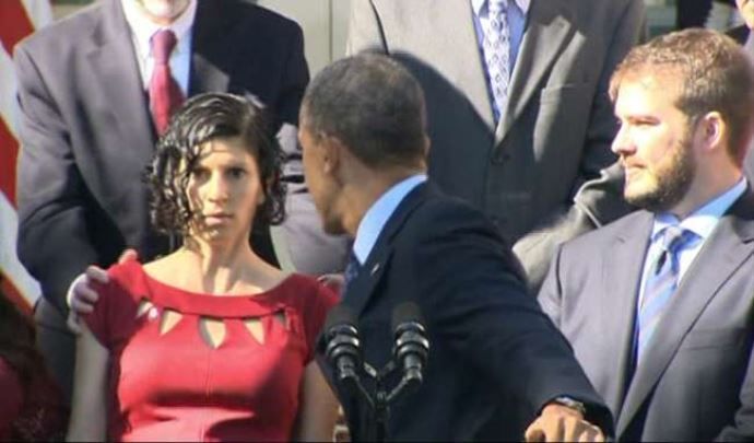 Obama konuşurken arkasındaki kadın fenalık geçirdi