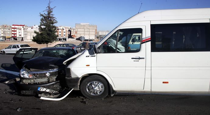 Gaziantep&#039;te otomobil ile öğrenci servisi çarpıştı 7 yaralı